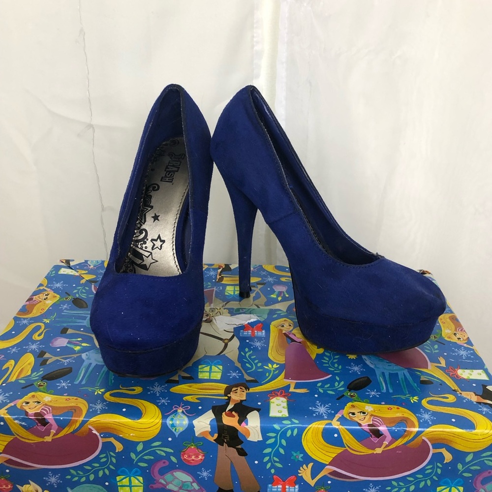 Blue pumps